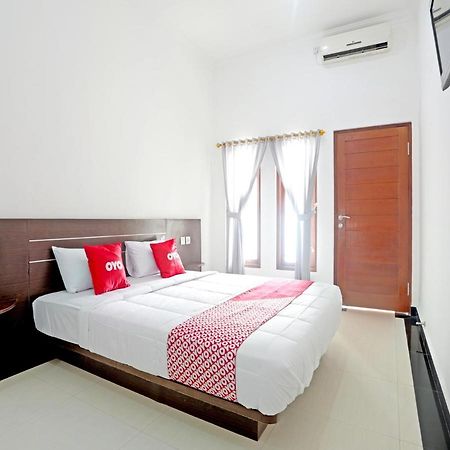 Oyo 90859 Cahaya Guest House Pesanggaran ภายนอก รูปภาพ